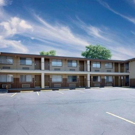 Days Inn Spokane Exteriör bild