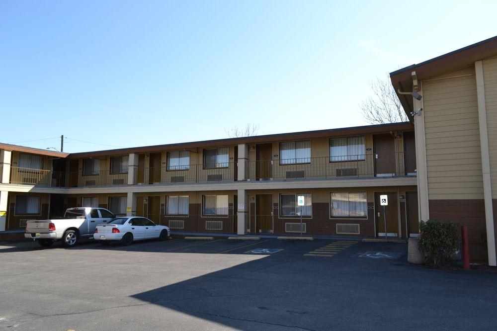Days Inn Spokane Exteriör bild