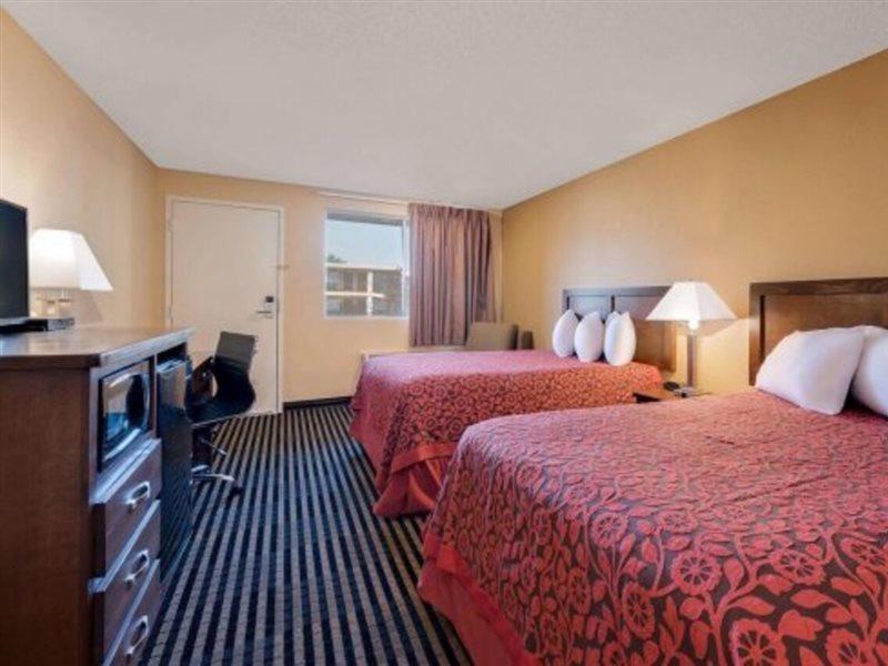 Days Inn Spokane Exteriör bild
