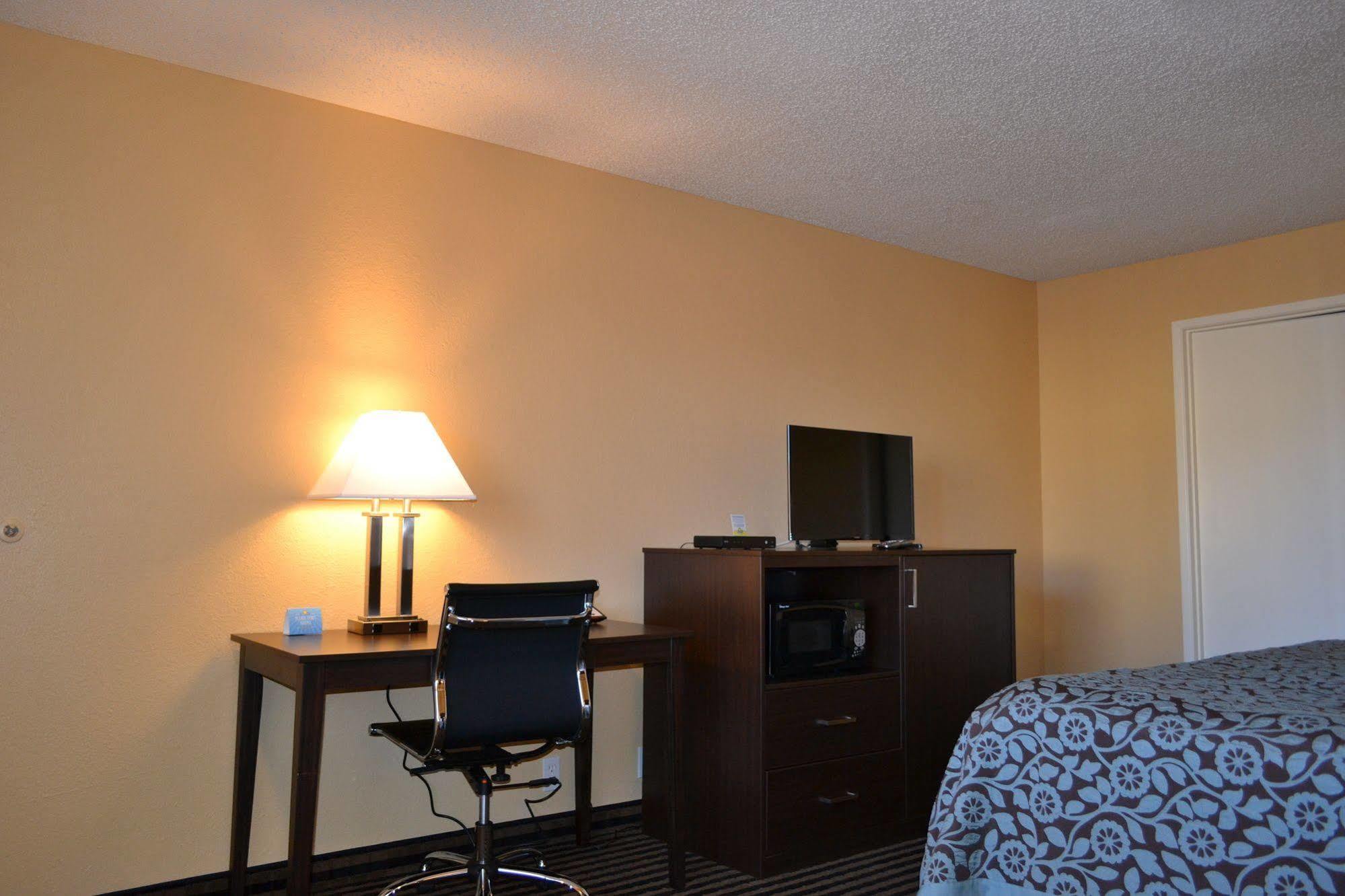 Days Inn Spokane Exteriör bild