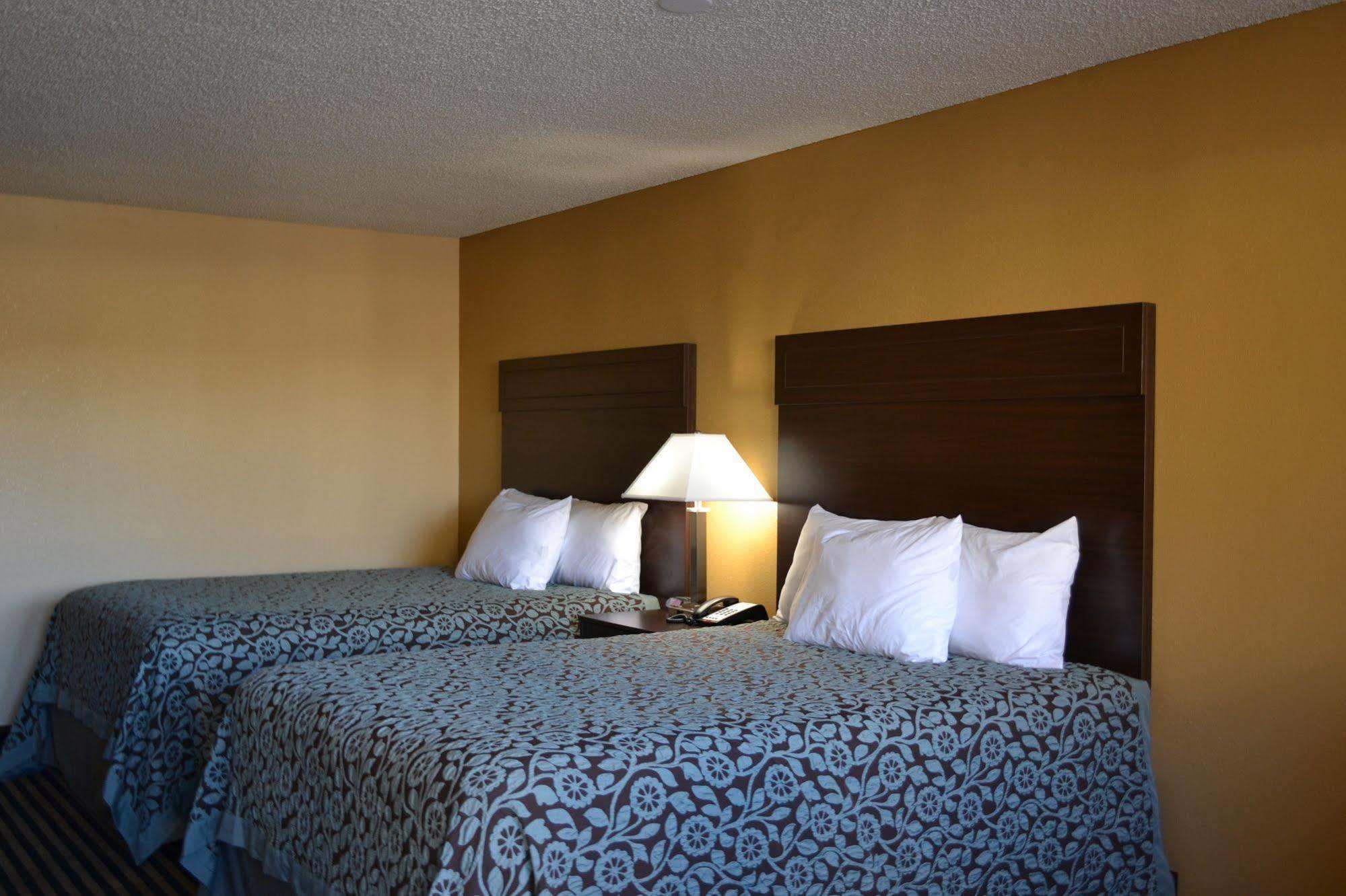 Days Inn Spokane Exteriör bild