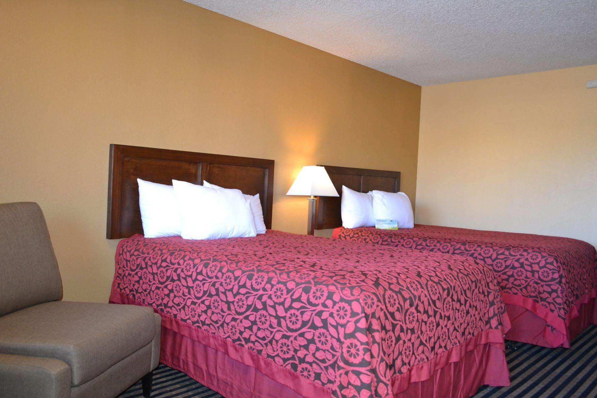 Days Inn Spokane Exteriör bild