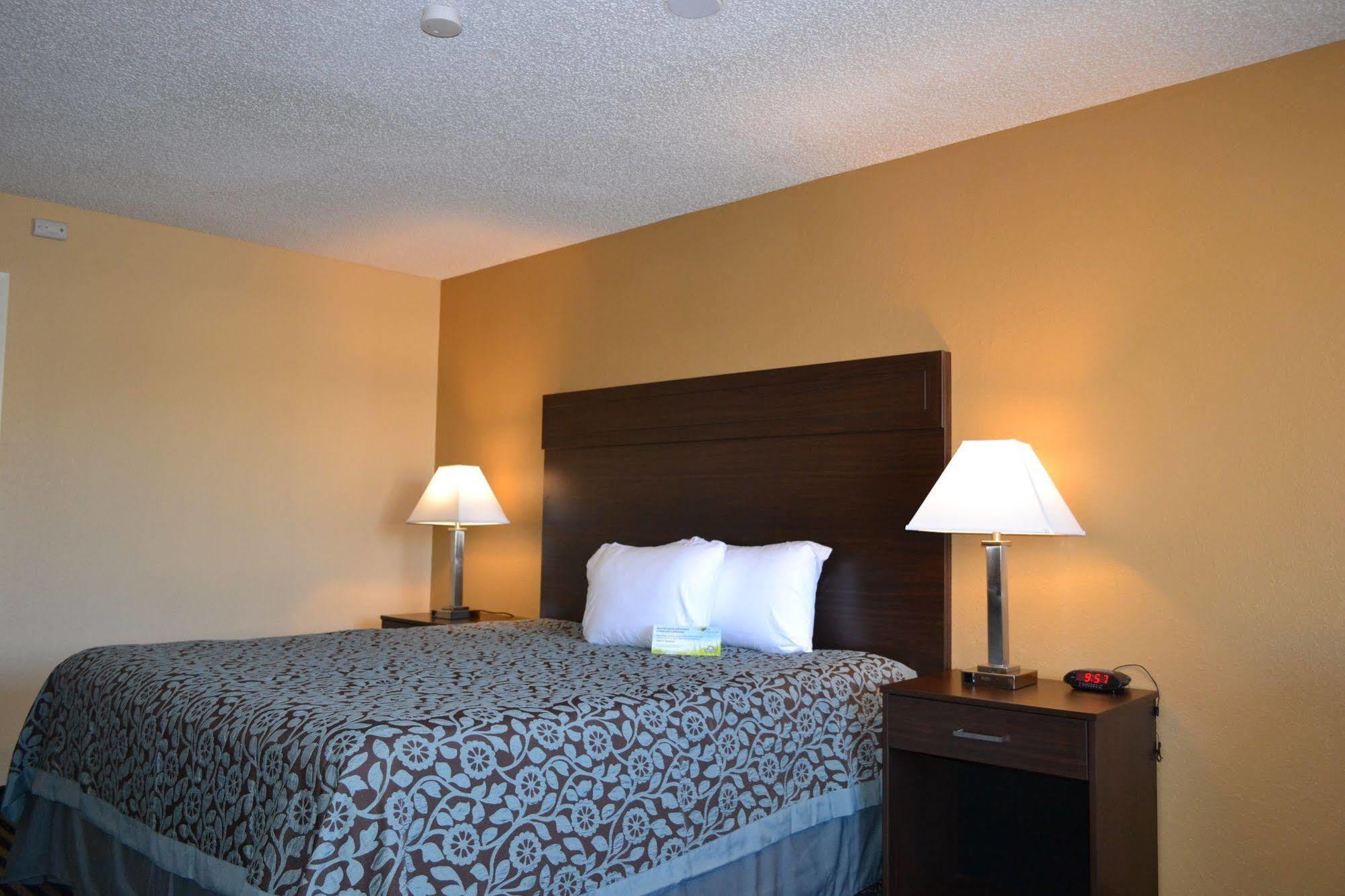 Days Inn Spokane Exteriör bild