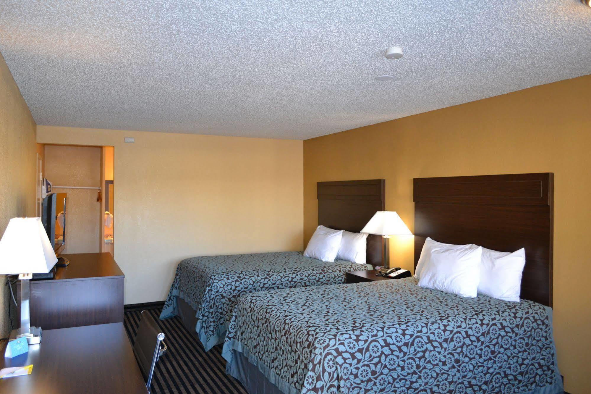 Days Inn Spokane Exteriör bild