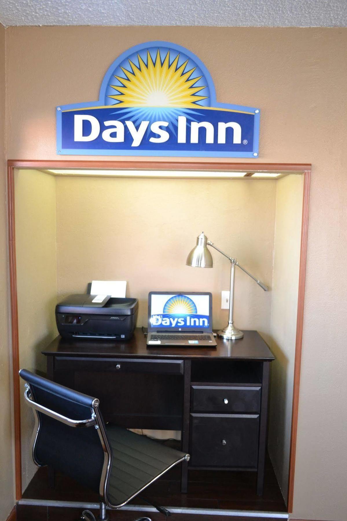 Days Inn Spokane Exteriör bild