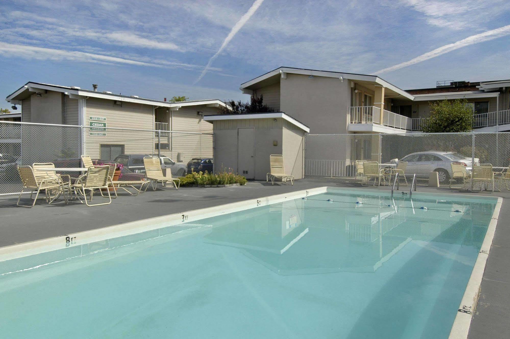 Days Inn Spokane Exteriör bild